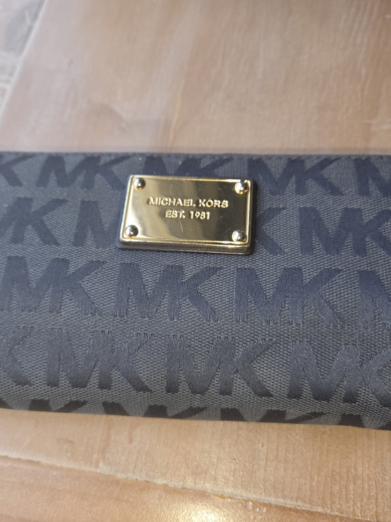 Michael Kors Handbags - MICHAEL KORS JET SET TRAVEL CONTINENTAL ZIP AROUND NAVY EUC